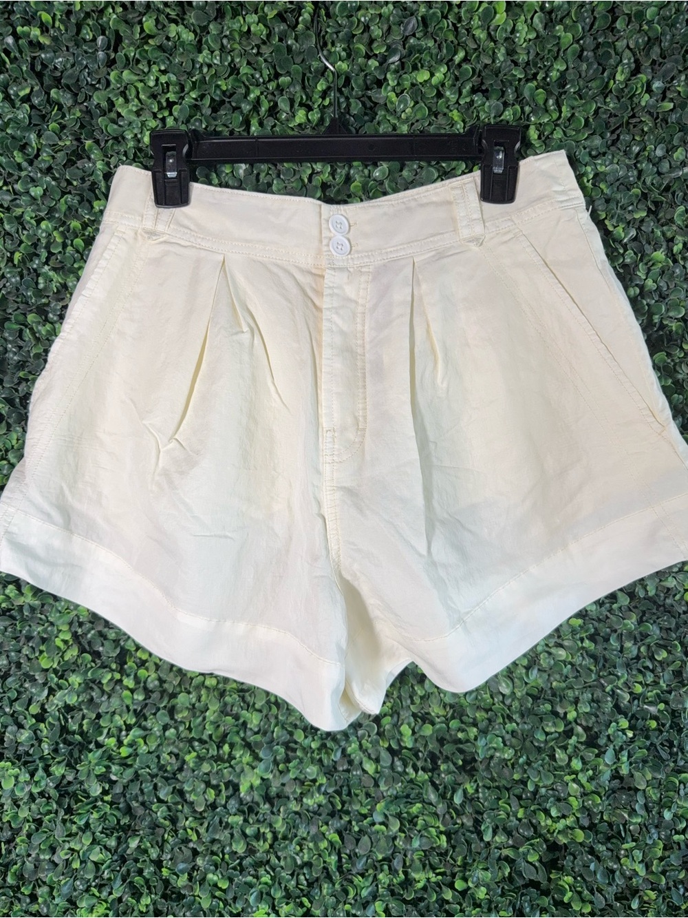 Free People Pleated High Rise Cuffed Shorts Ivory Cream Size 8